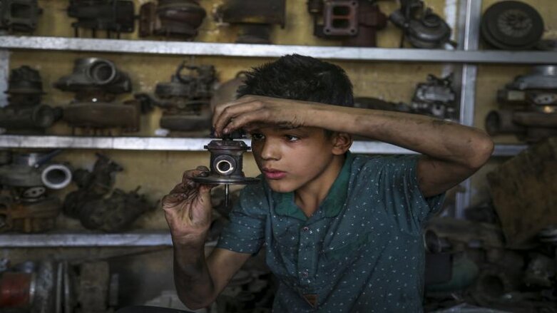 A 14-year-old child works at a car repair shop in Baghdad (Photo: UNICEF)